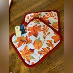 Home Collection Falling Leaves and Acorns Pot Holders ( 2 of them)